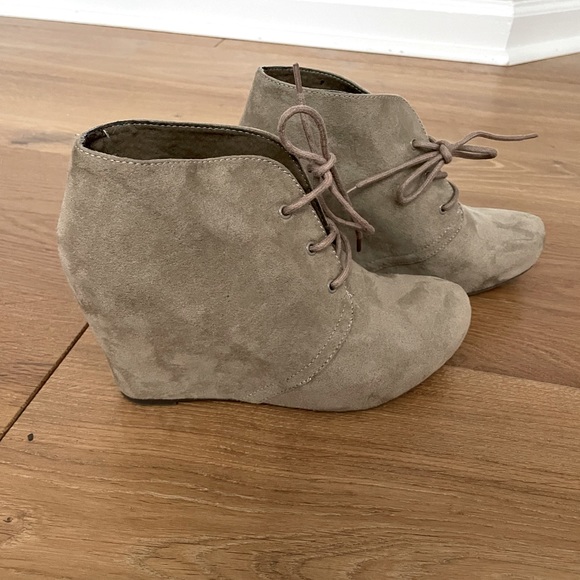 Light brown Suede Wedge 7.5 tie up boot look heel - Picture 6 of 7